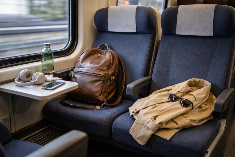 Пассажирам поездов в 2025 году вернули тысячи забытых вещей и раритетов